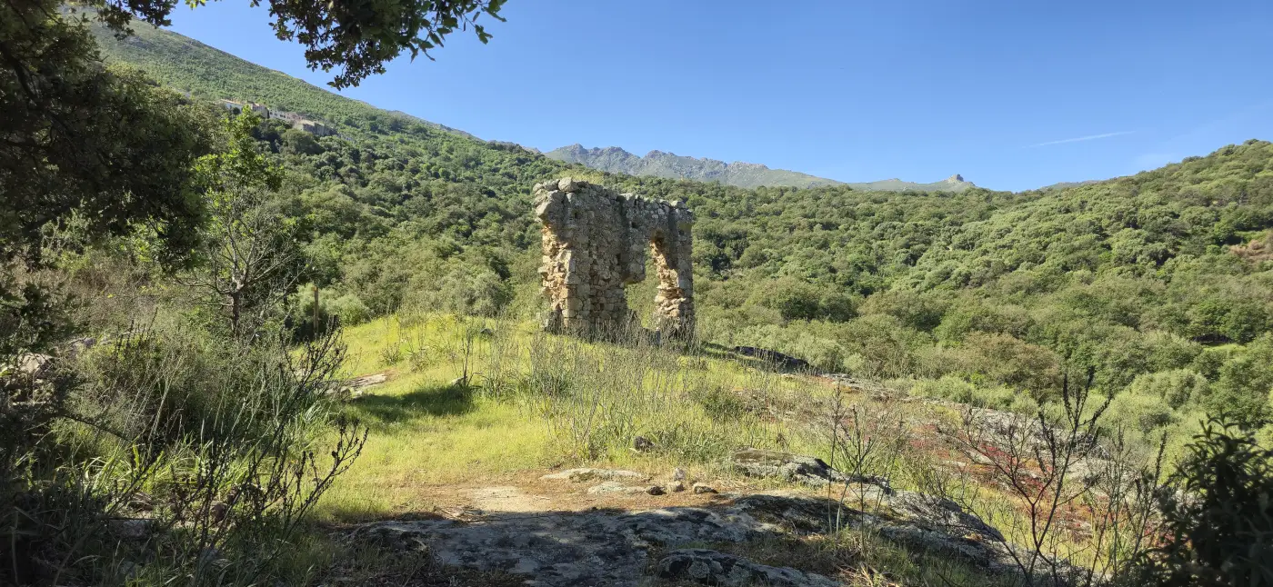 Les ruines de la chapelle San Bastianu