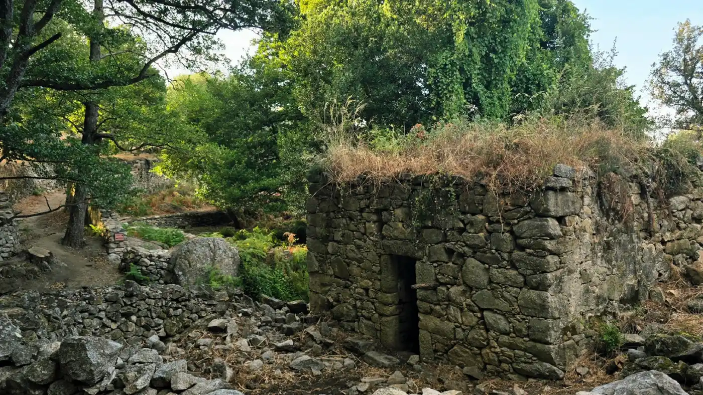 À travers les pavés d'un village abandonné