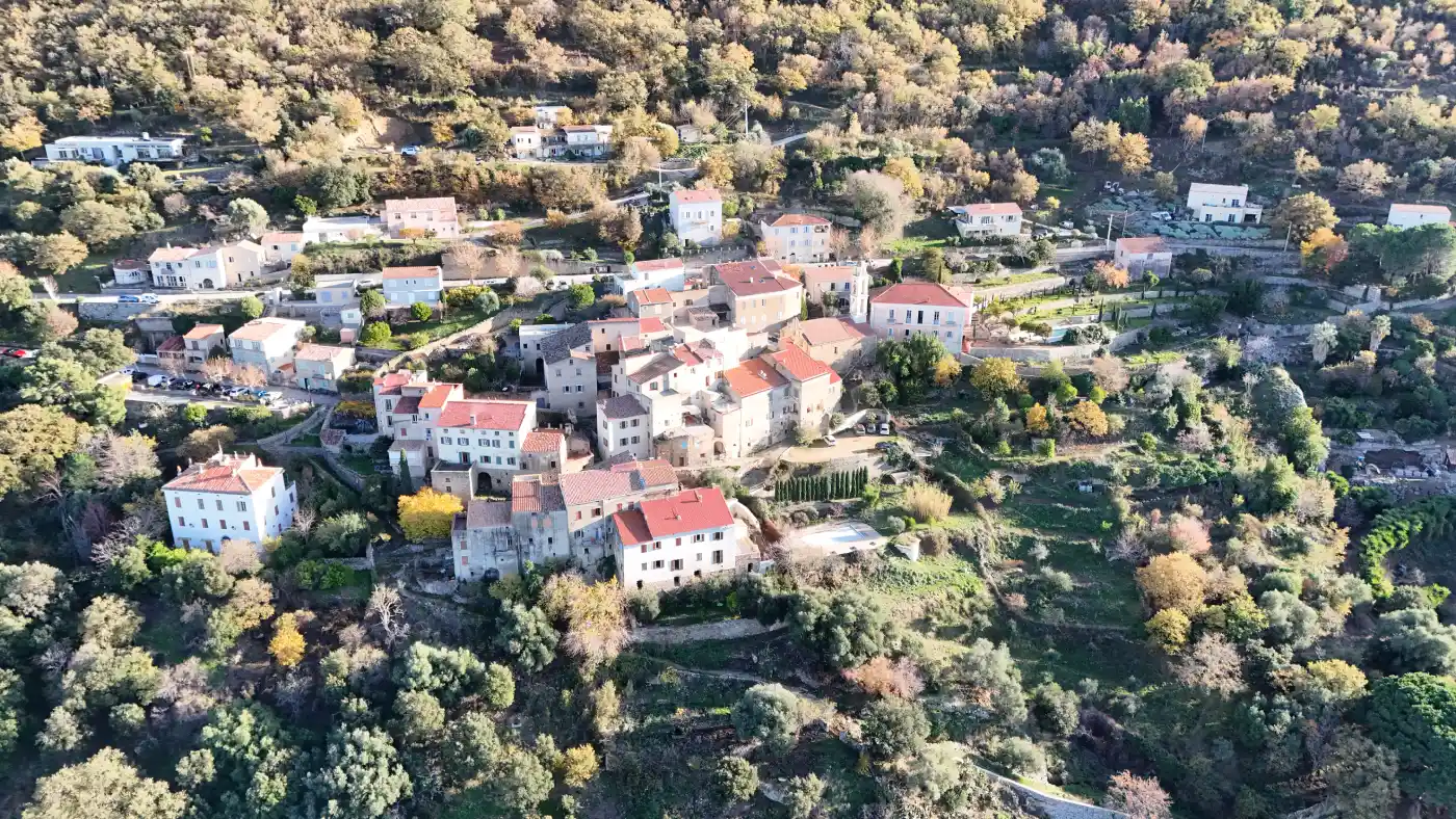 Le plus petit village de Balagne et sa plaine